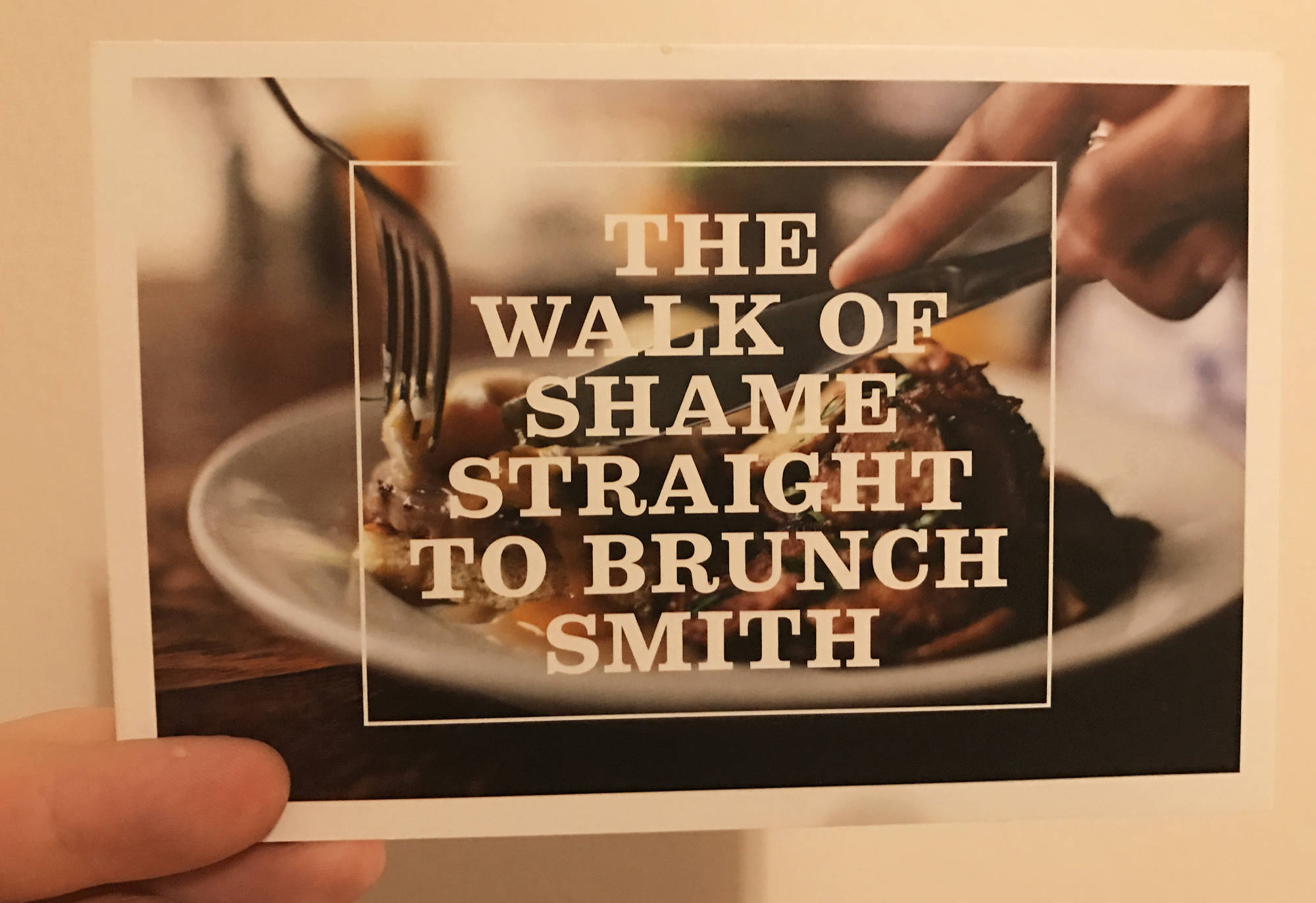 Местный ресторан Smith, обыгрывая шутку про "walk of shame", приглашает всех приезжих девушек на поздний завтрак.